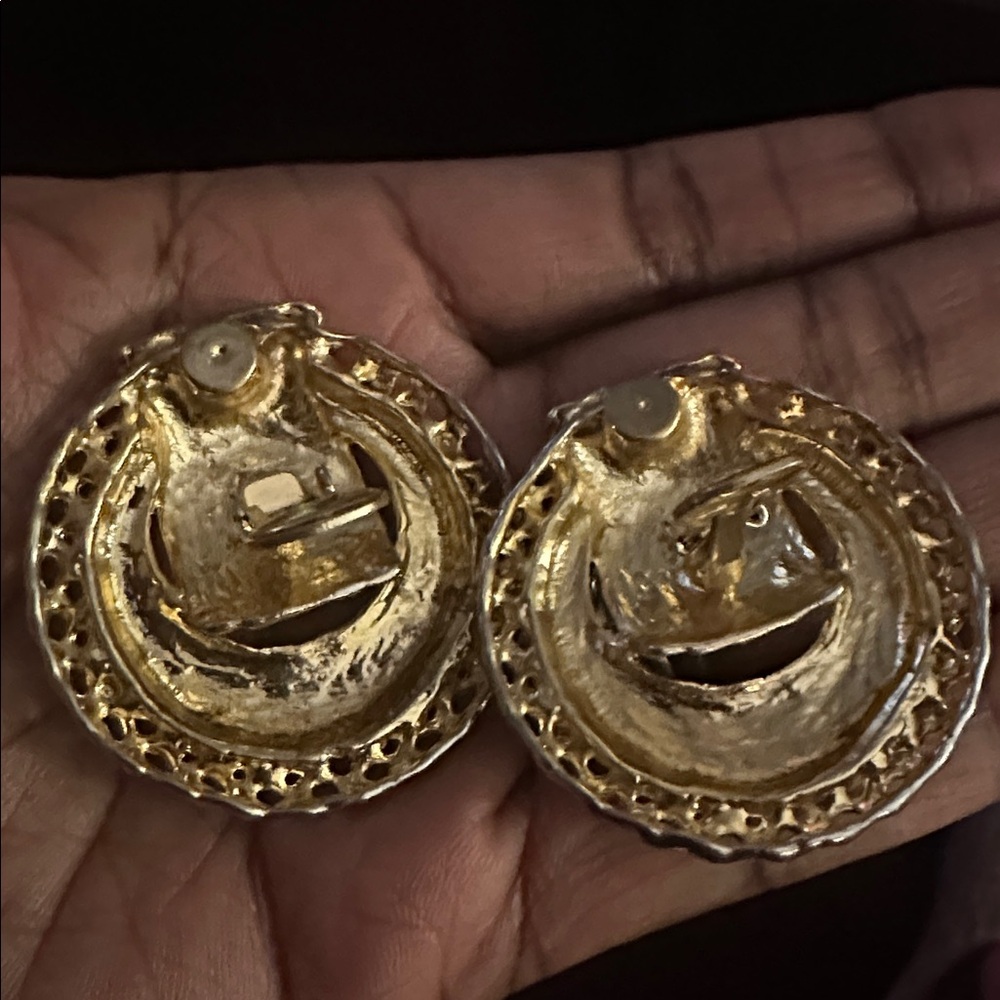 Elegant Gold-Tone Clip Earrings - Picture 2 of 3
